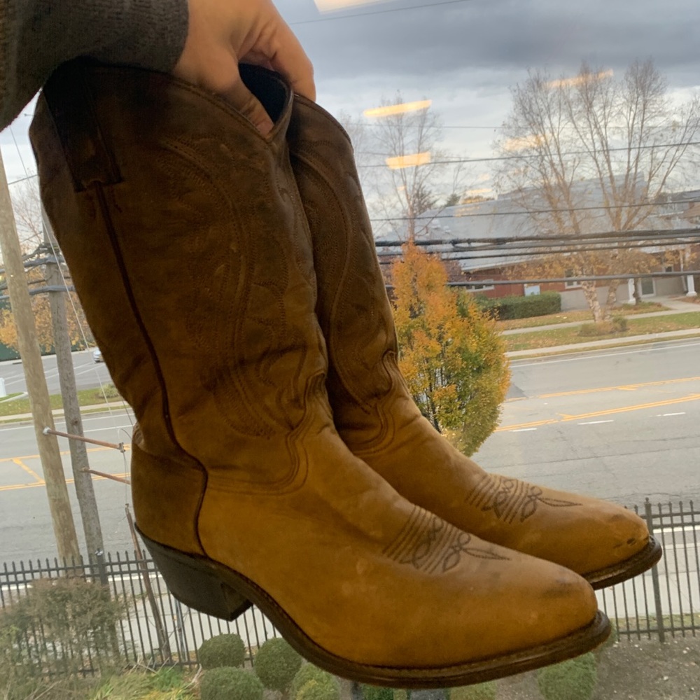 Light-brown leather cowboy boots